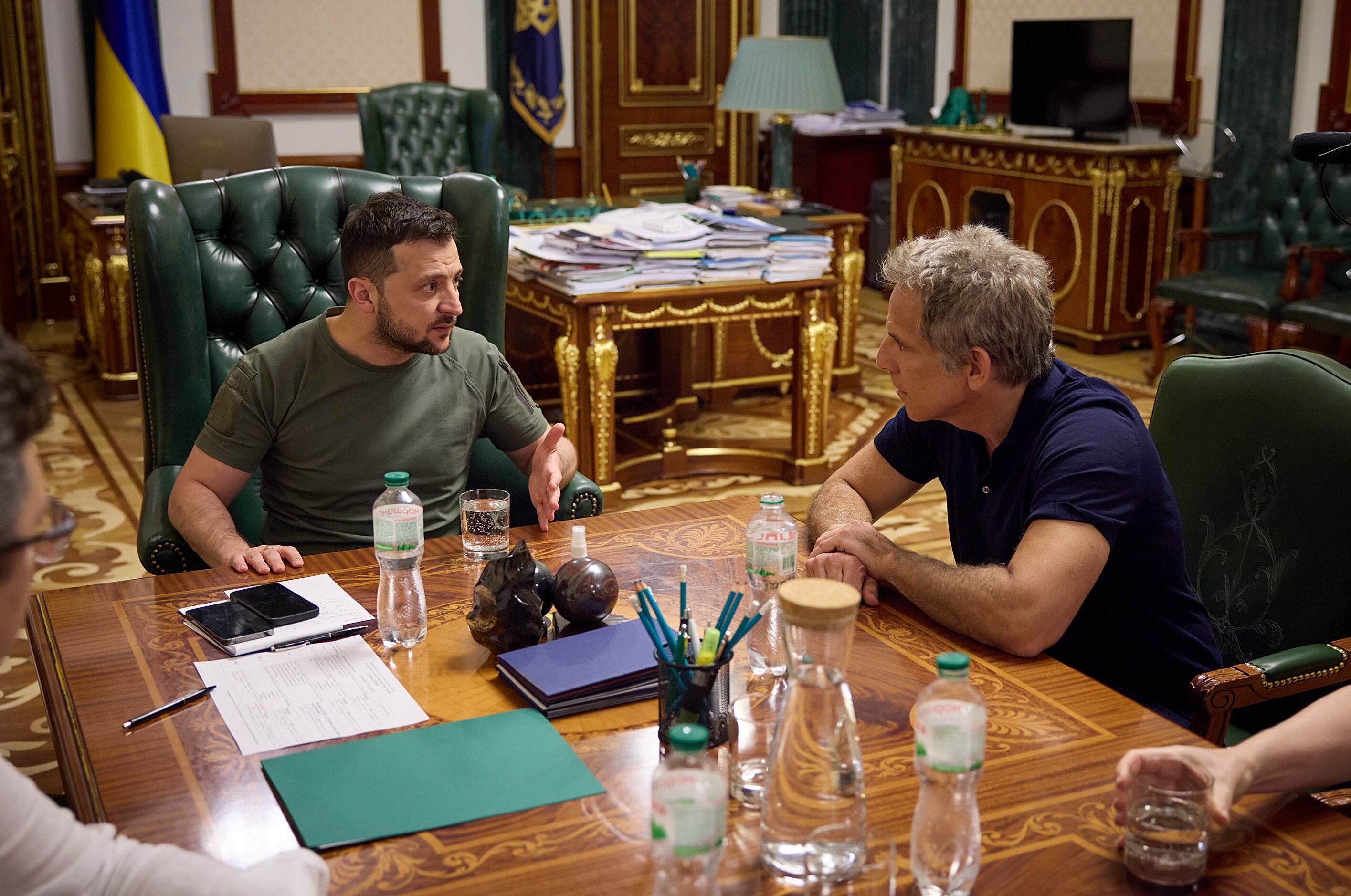 El presidente Volodímir Zelenski (izquierda) con el actor Ben Stiller (derecha) en una reunión.