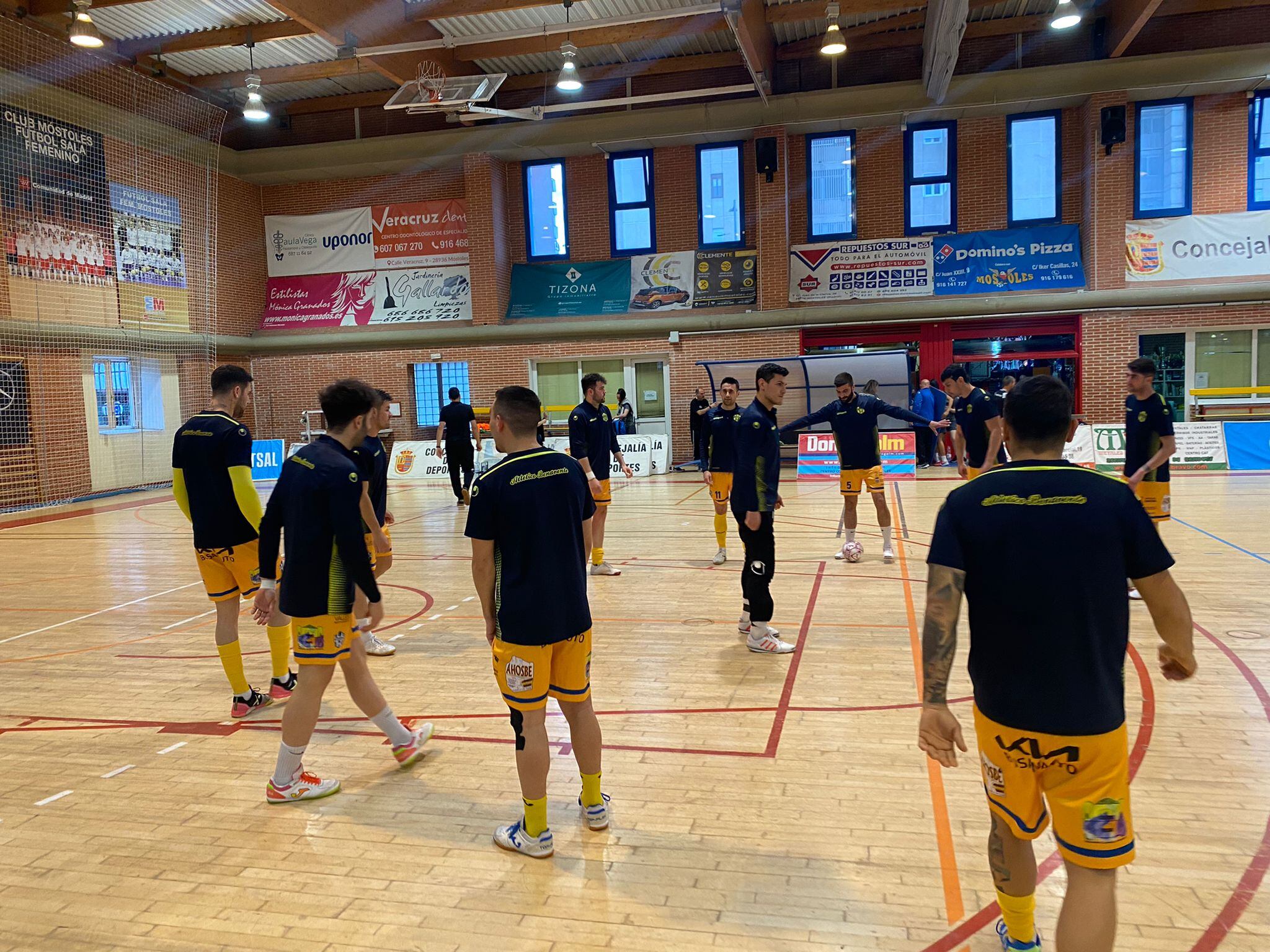 El equipo calentando en Móstoles