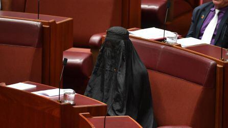 La Senadora ultraconservadora Pauline Hanson con un velo islámico integral en la cámara del Senado en el Parlamento australiano para denunciar su uso.