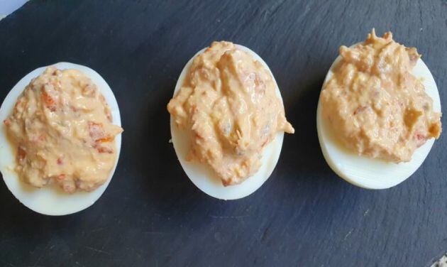 Ous farcits amb pimentó torrat i tonyina