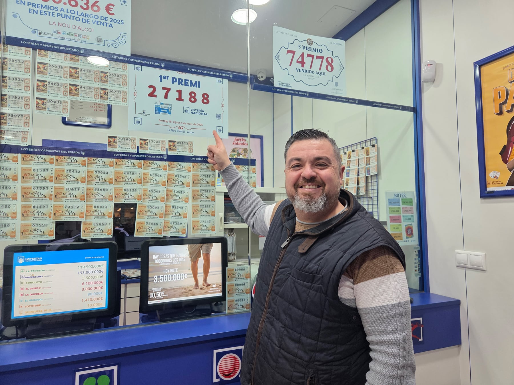 Francisco Zapata muestra el último premio entregado por la administración de la que es propietario junto a Jordi Sempere