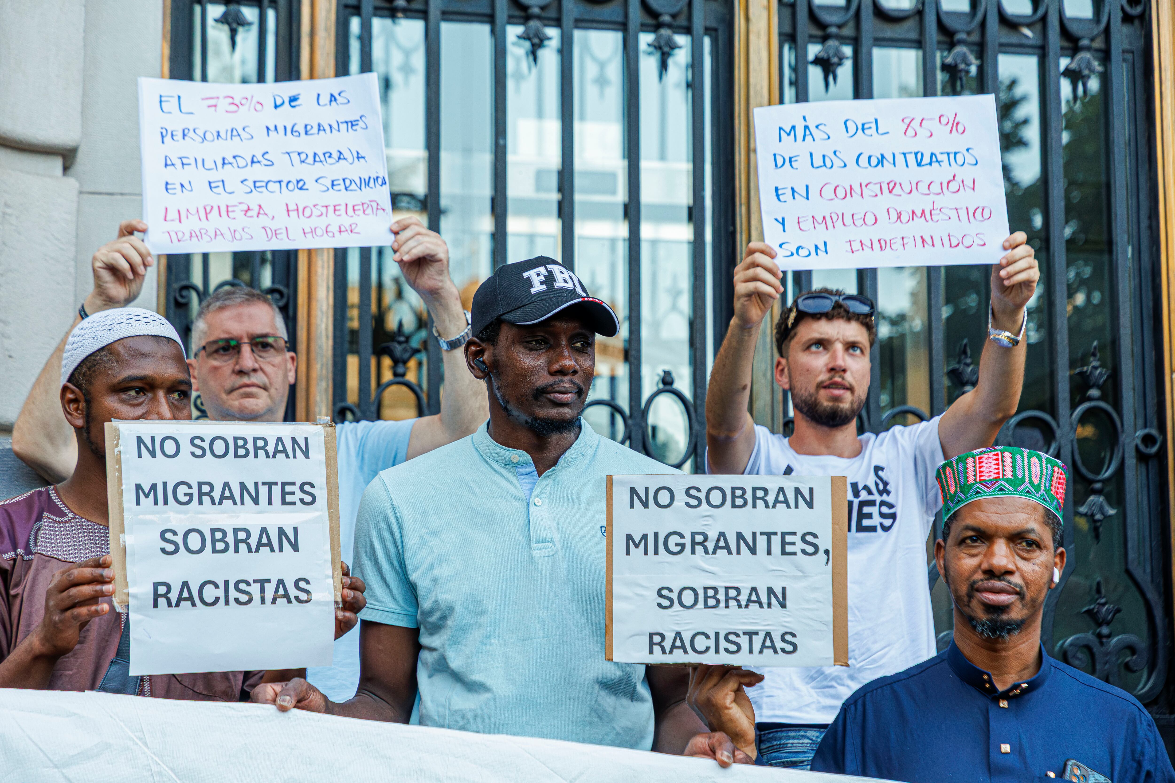 Asistentes a la concentración convocada este sábado en Zaragoza por el Movimiento Antirracista en la que han criticado los sucesos de Torre Pacheco. EFE/JAVIER BELVER