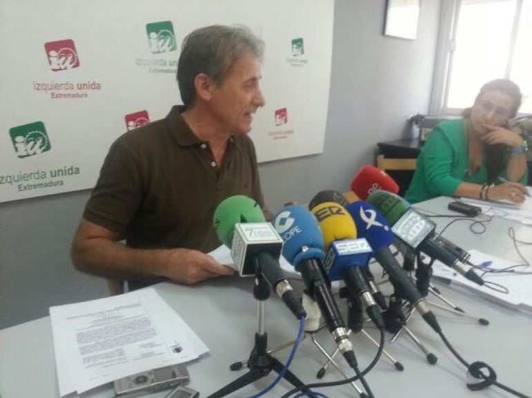 Pedro Escobar explica a los medios la sentencia del Constitucional.