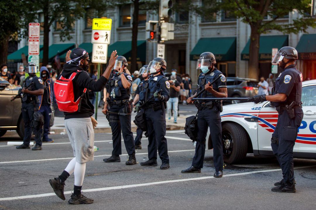 Personas, que se reunieron para protestar por la muerte de George Floyd, se enfrentan con oficiales del Distrito Metropolitano de Policía cerca de la Casa Blanca en Washington. 
 