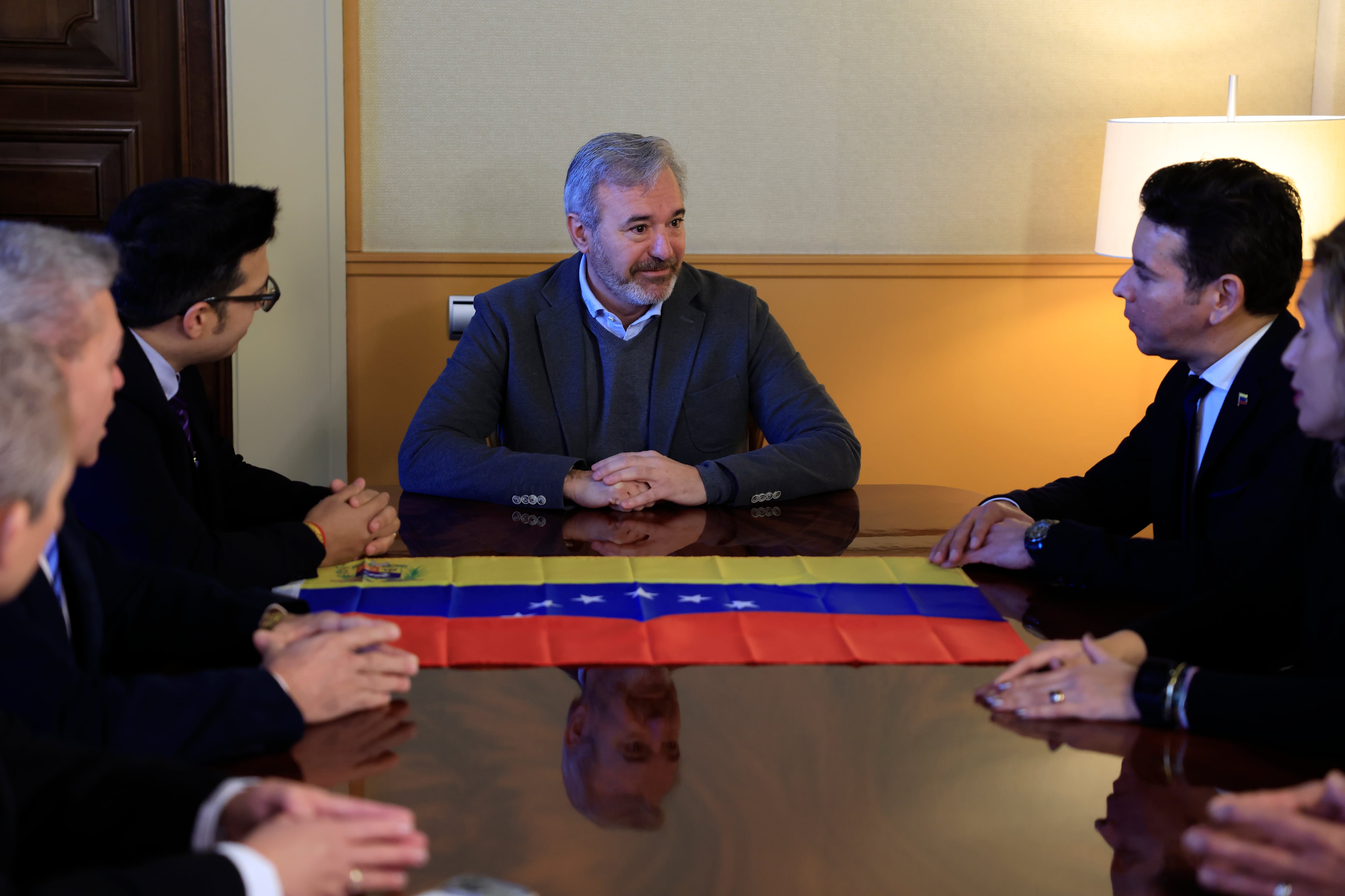 ZARAGOZA (ESPAÑA), 04/01/2026.- El presidente de Aragón, Jorge Azcón (c), recibe, en su despacho en el Edificio Pignatelli, a los representantes de la comunidad venezolana de la Asociación Civil Ibero-Venezolana y miembros de la Asociacicó Vente Venezuela en Aragón después de que este sábado EEUU asaltara el país suramericano para deponer a su presidente, Nicolás Maduro. EFE/ Javier Cebollada