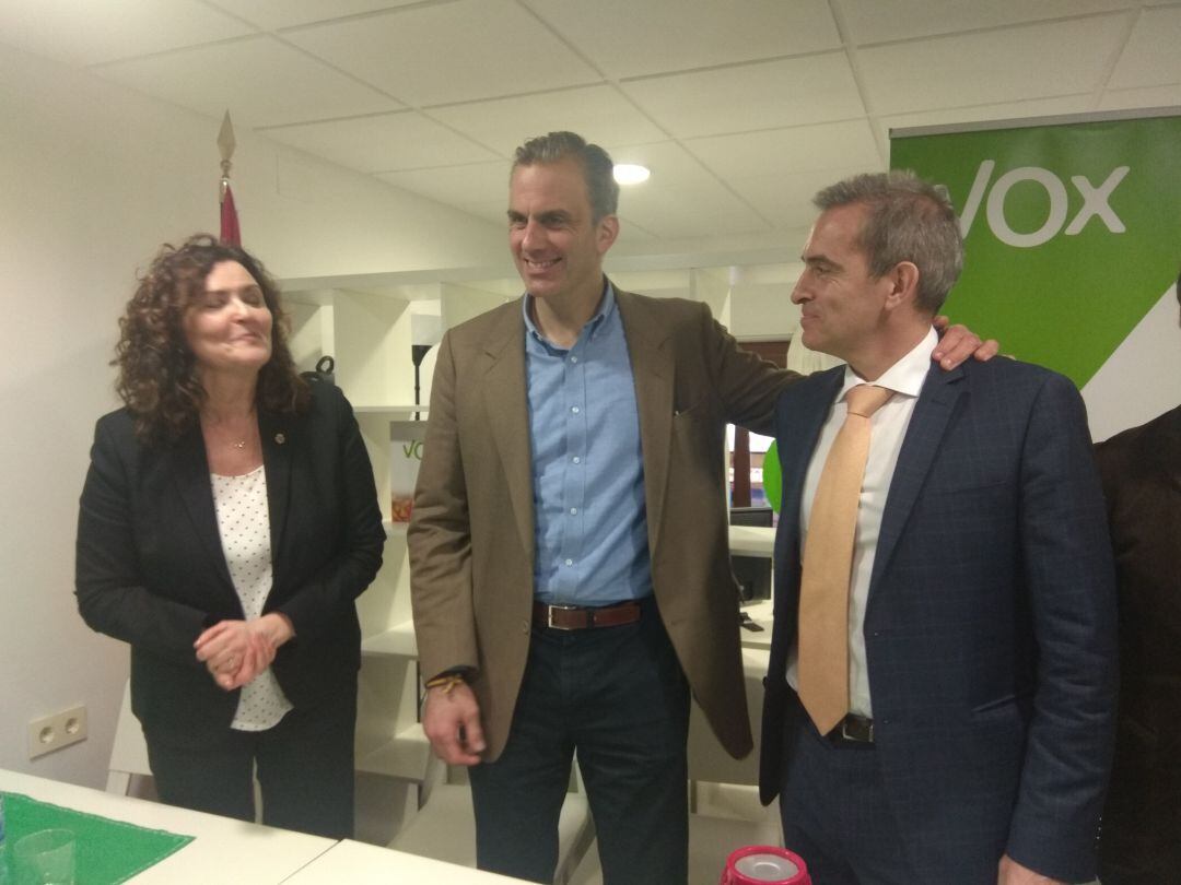 Sonia Lalanda, Javier Ortega Smith y Julio Utrilla durante la inauguración de la nueva sede de Vox en Palencia