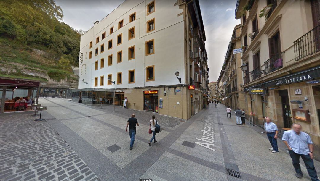 Vista del acceso a la plaza de la Trinidad, en San Sebastián, zona en la que se habría desarrollado la pelea. 