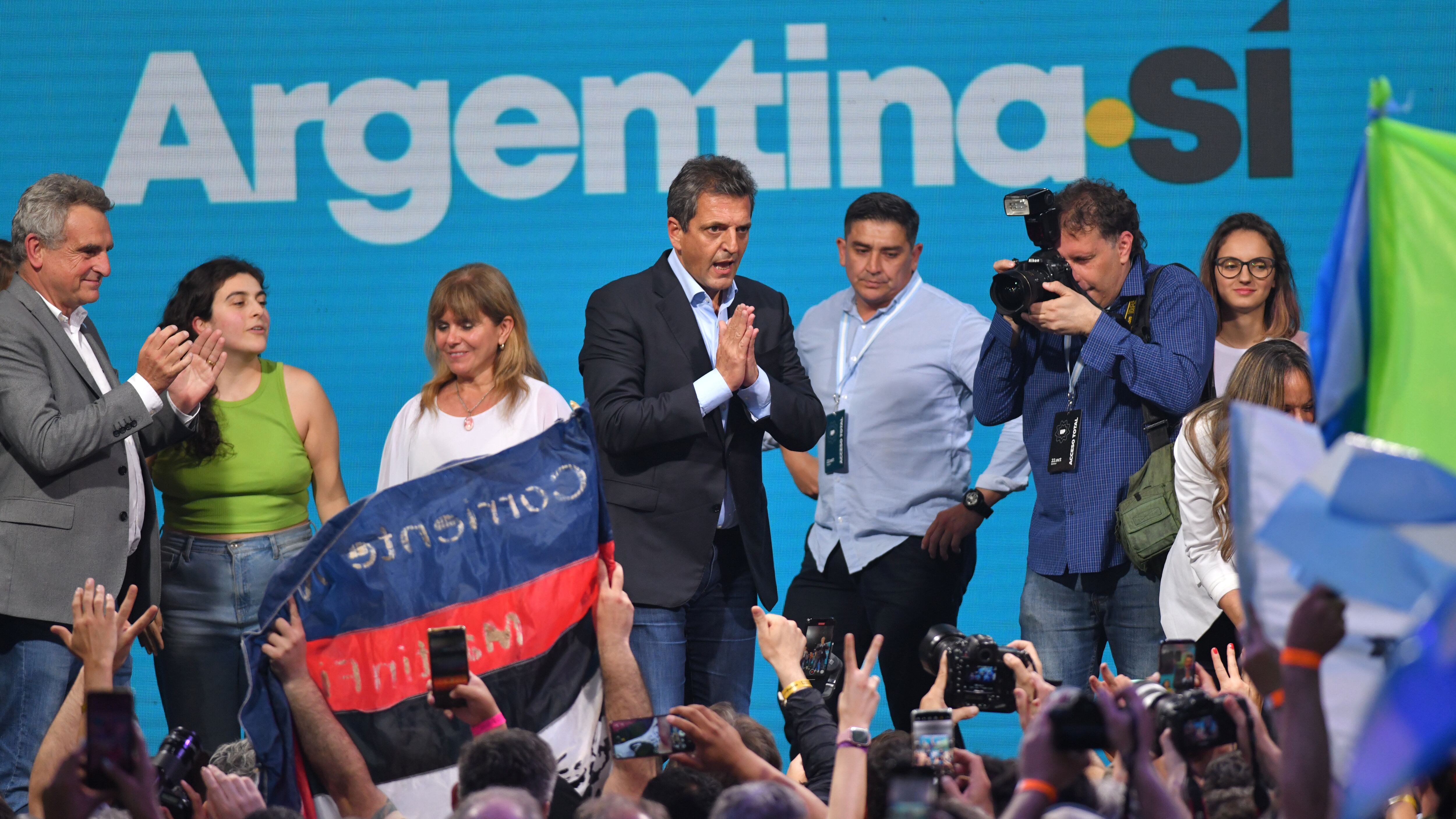 AME9854. BUENOS AIRES (ARGENTINA), 22/10/2023.- El candidato presidencial Sergio Massa habla tras conocerse los resultados de la primera vuelta de las elecciones argentinas, en Buenos Aires (Argentina). El aspirante peronista a la Presidencia de Argentina, Sergio Massa, el candidato mas votado en los comicios del domingo 22 de octubre, se comprometió a formar un Gobierno de unidad en caso de ganar la segunda vuelta de las elecciones el 19 de noviembre. EFE/ Enrique García Medina