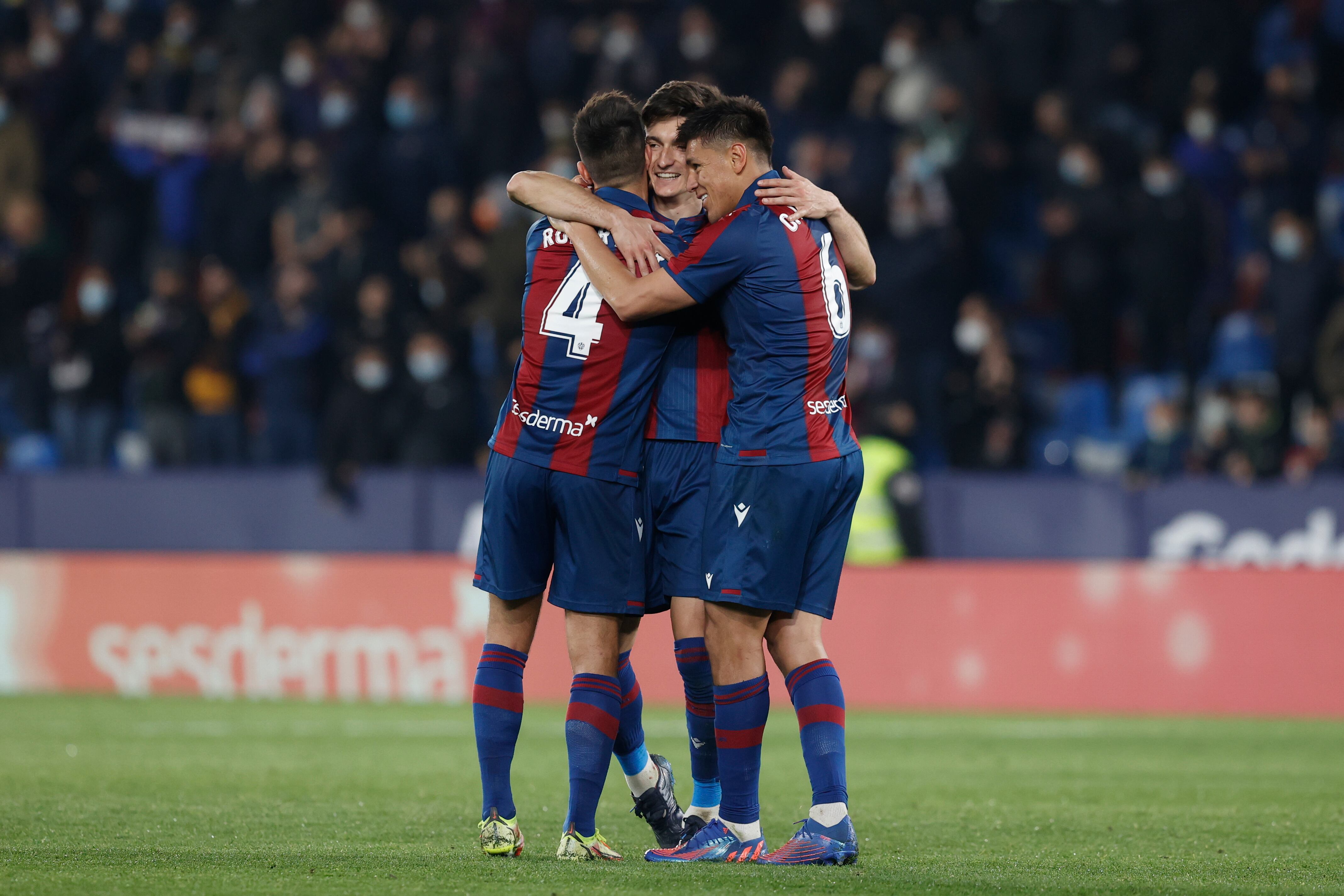 Los jugadores del Levante celebran la victoria ante el Elche, al término del partido de Liga en Primera División disputado este viernes en el estadio Ciutat de Valencia. EFE/Kai Forsterling