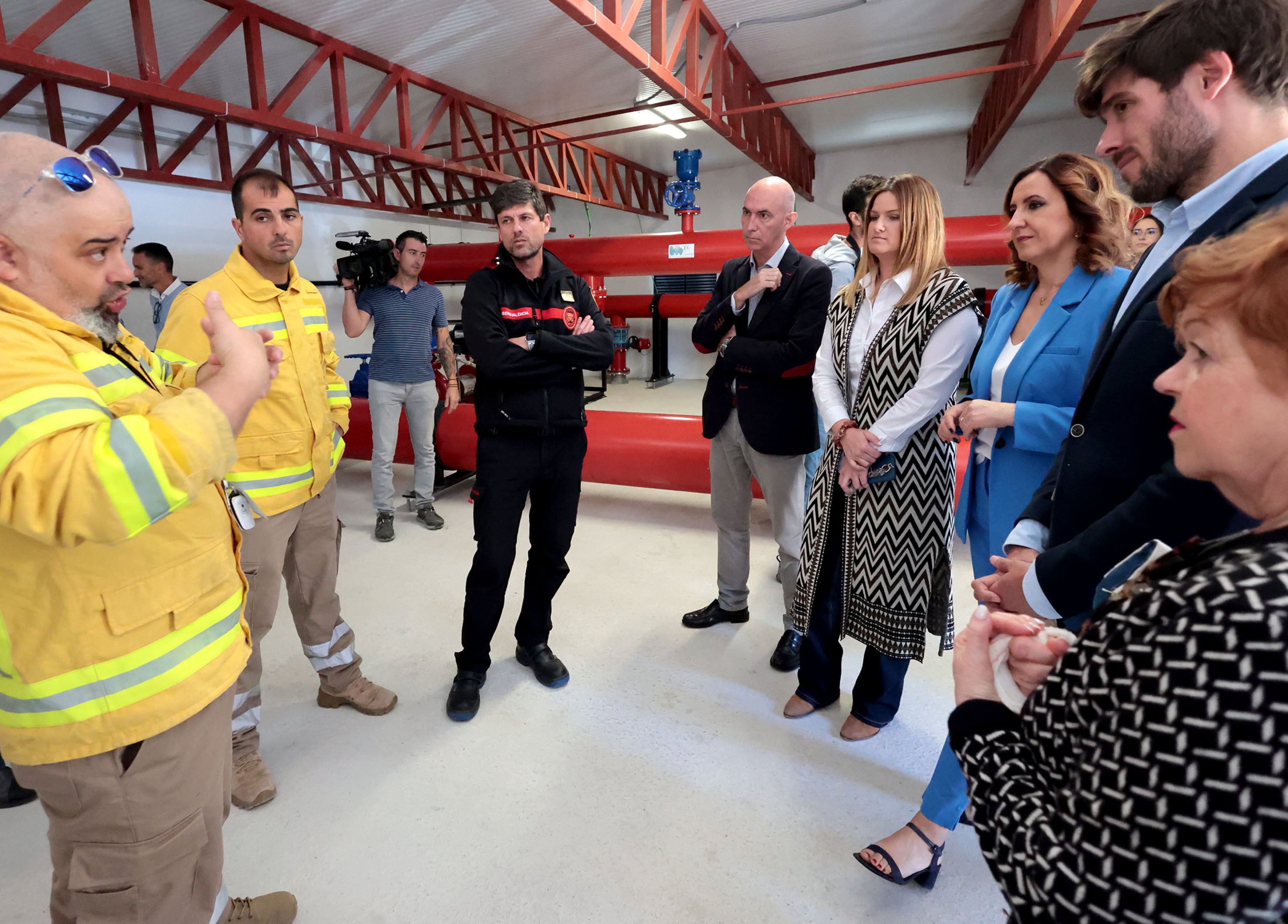 El equipo de Gobierno local de València en la visita a los cañones de agua del Saler