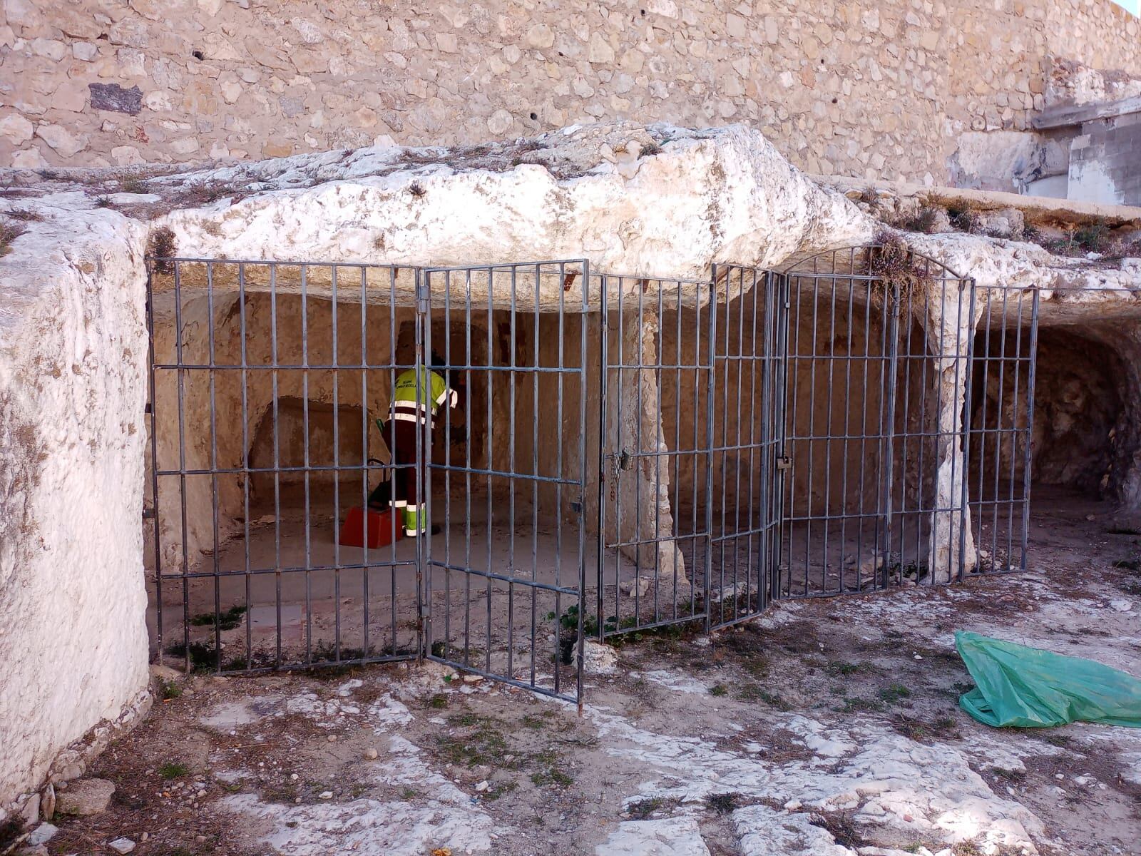 Limpieza en zona cuevas inmediaciones del Castillo