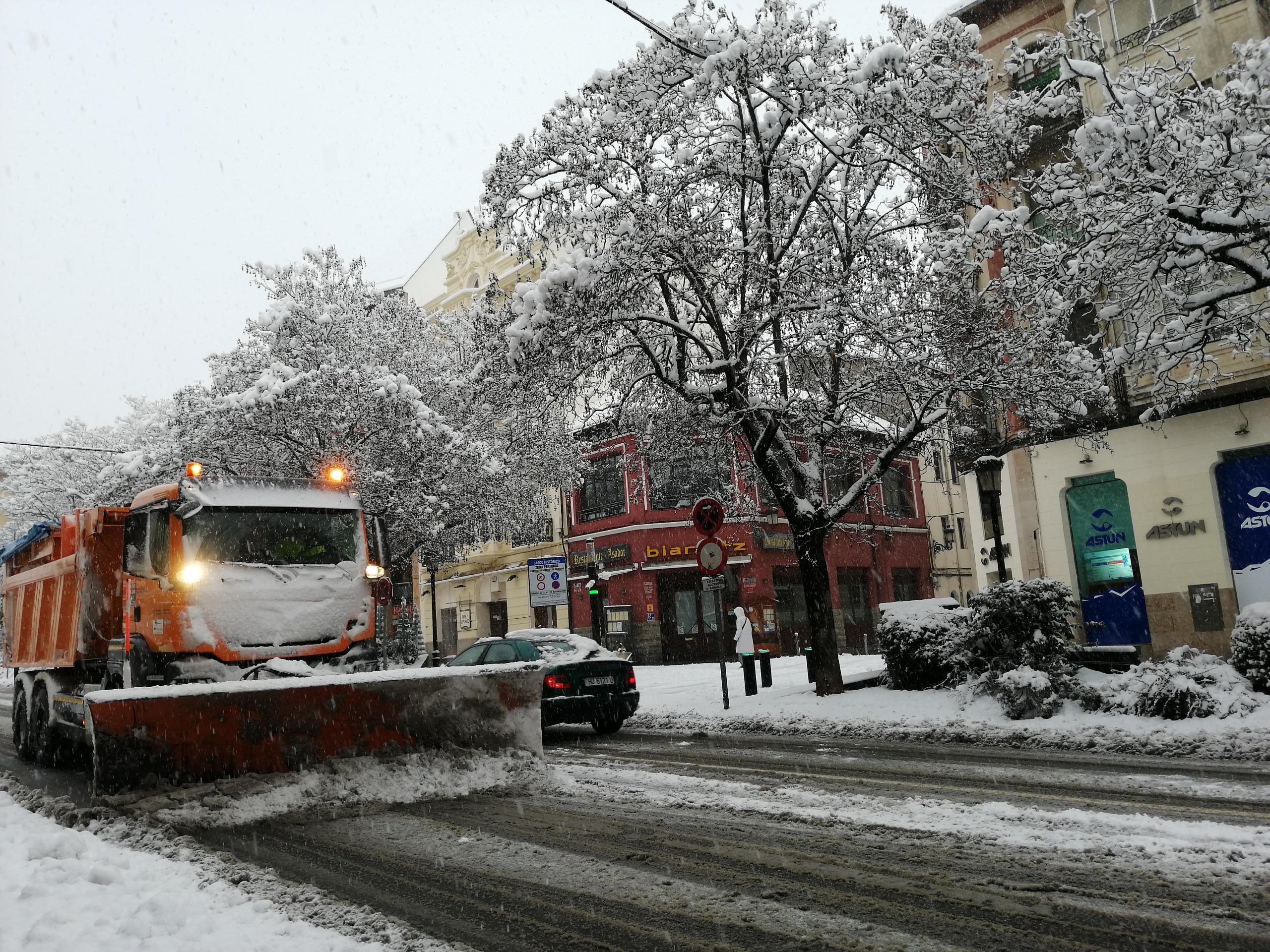 Máquina quitanieves en la travesía N-330 por el centro de Jaca
