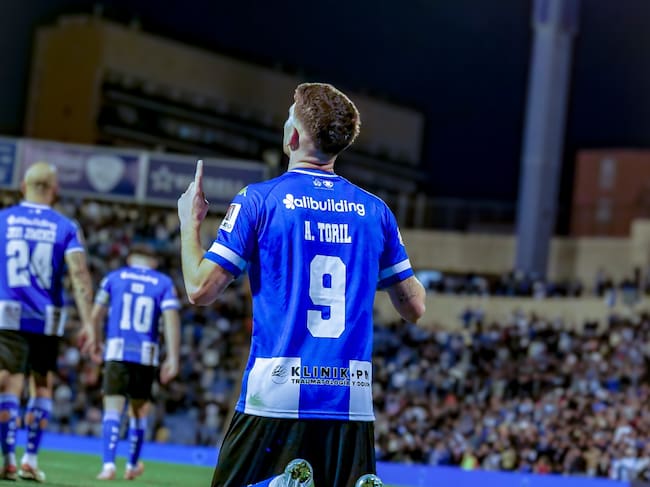Alberto Toril, delantero del Hércules, celebra su segundo gol frente al Real Murcia