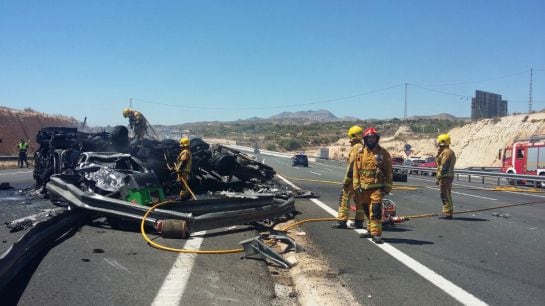 Bomberos terminan de sofocar el incendio tras el choque de un camión frigorífico contra dos vehículos en la A-7 en Elche