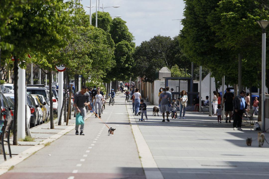 Niños y sus padres salen a la calle