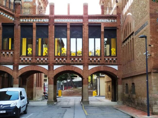 Lazos amarillos en la fachada del Departament de Salud