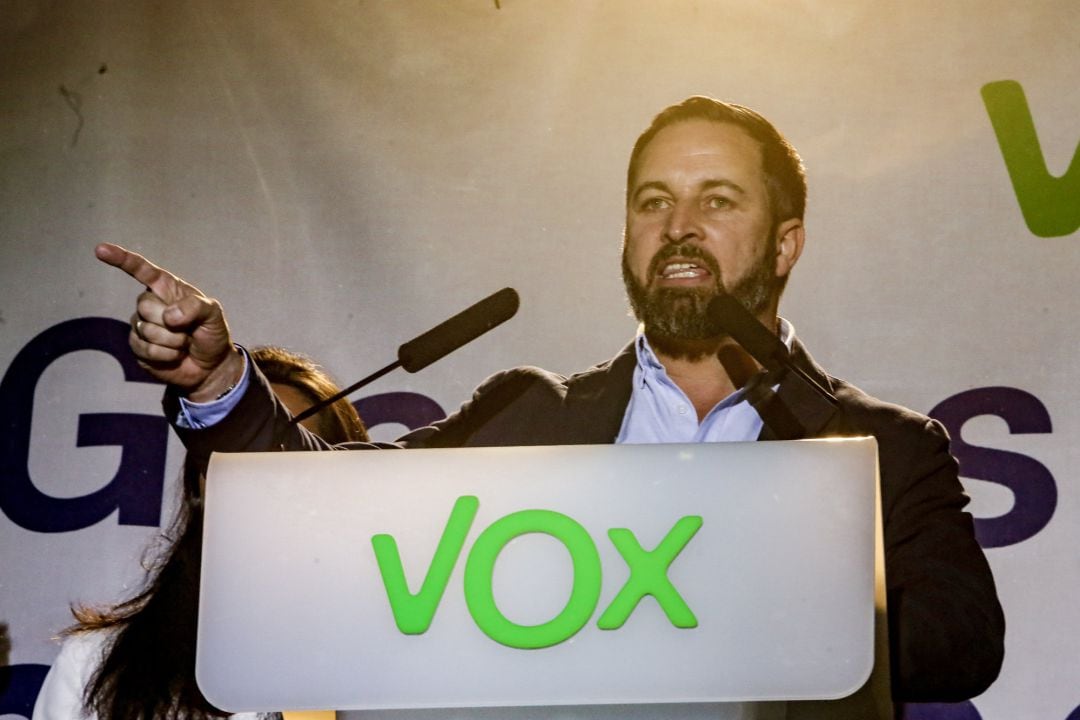 El líder de VOX, Santiago Abascal, ofrece declaraciones en la Plaza Margaret Thatcher de Madrid, donde el partido está celebrando sus resultados electorales