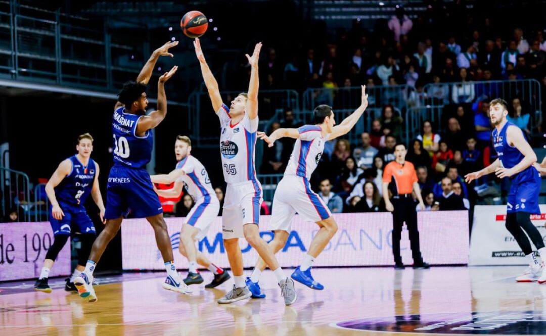 Franntz Massenat pasa el balón ante Chris Czerapowicz en el partido jugador en Andorra por el Obra 