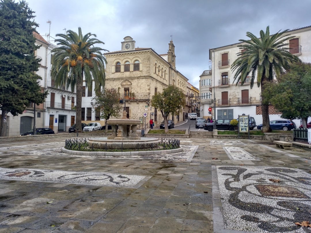 Plaza de la Constitución de Villacarrillo con el ayuntamiento al fondo.