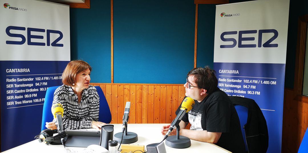 La psiquiatra Ana De Santiago conversa con el director de cine Richard Zubelzu en los estudios de la Cadena Ser en Cantabria.