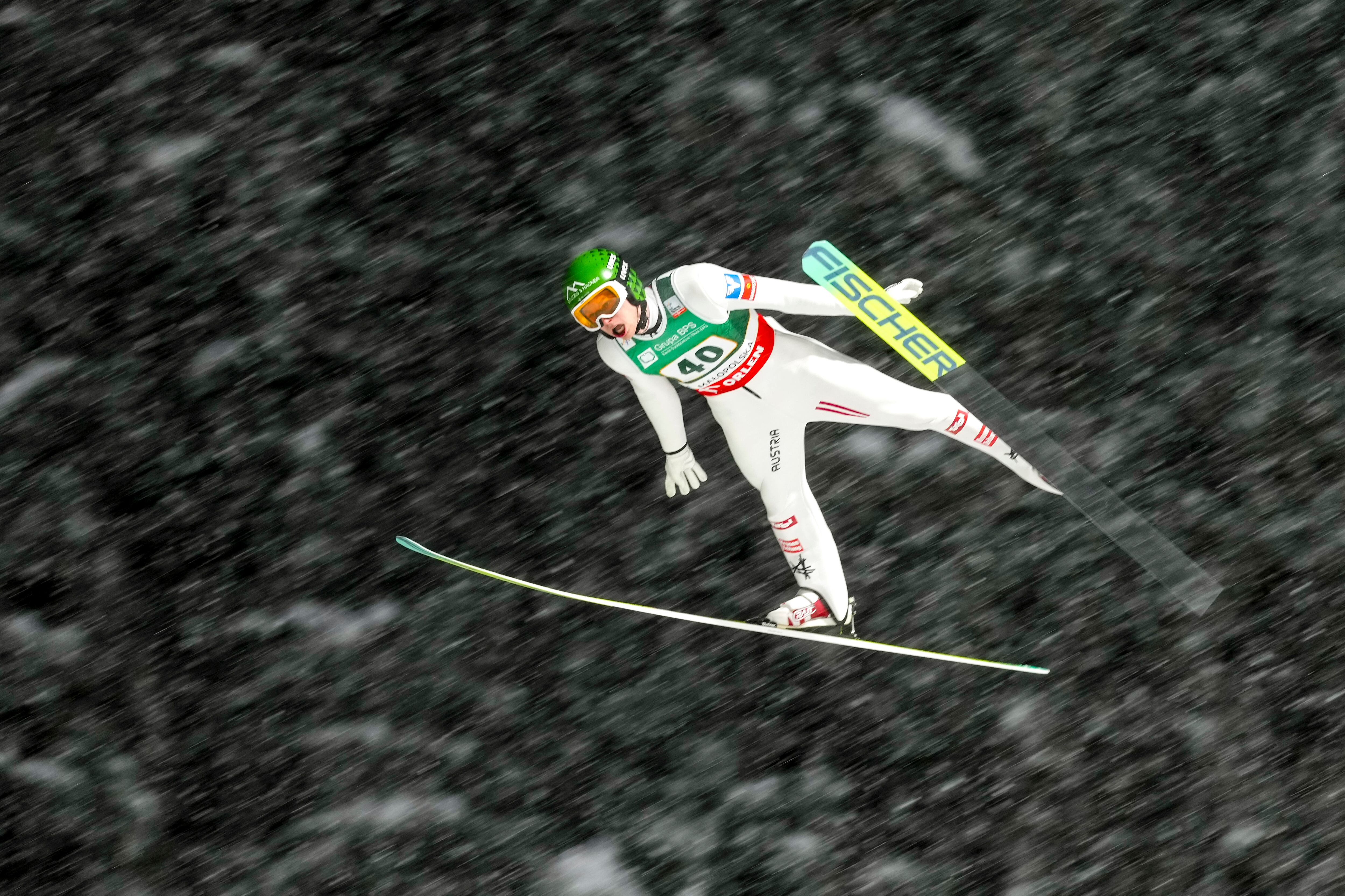 Jonas Schuster durante la competición de la Copa del Mundo de Salto de Esquí de la FIS en 2026