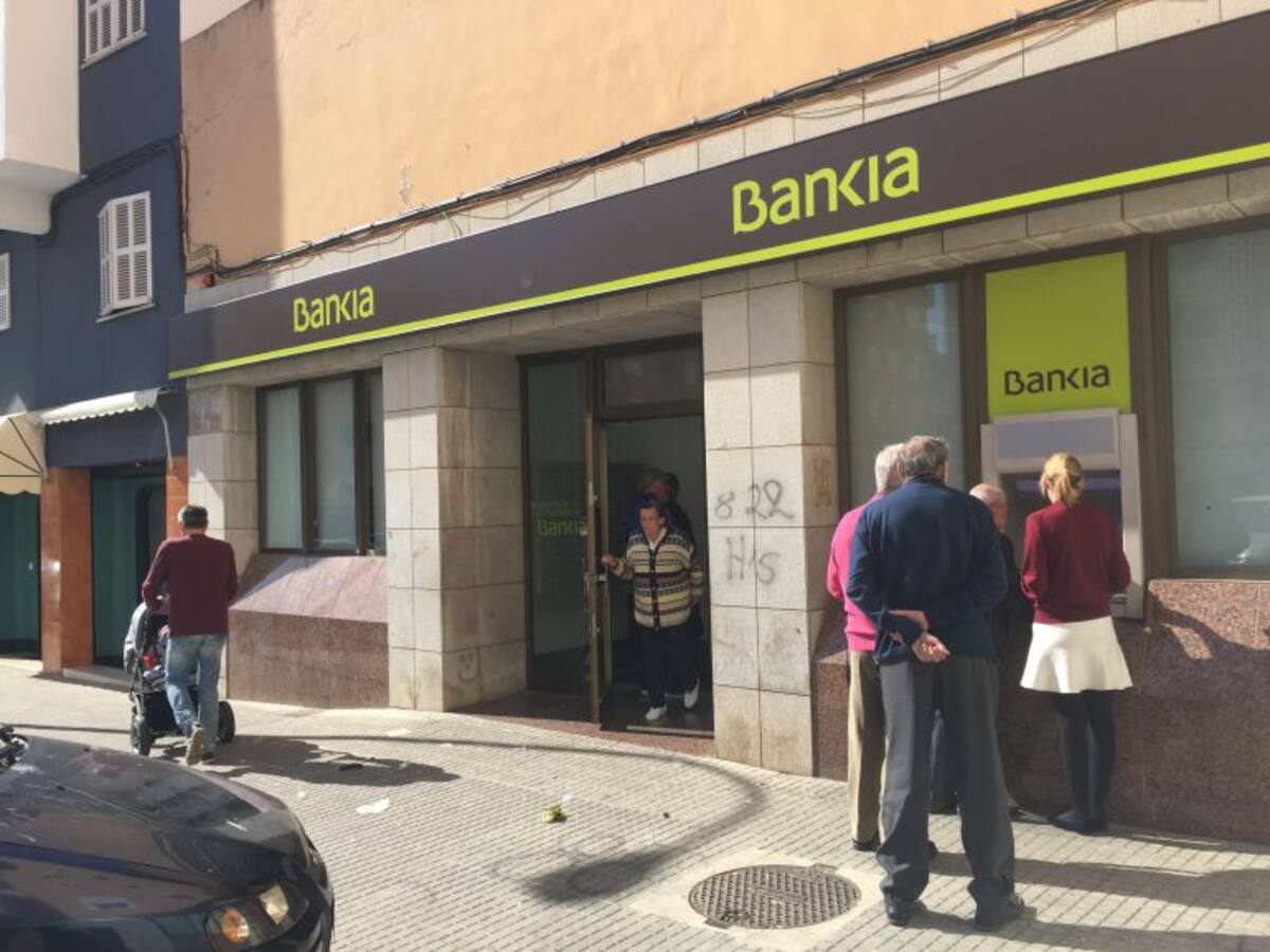 Caos en las oficinas de Bankia: horas de espera para ser atendidos