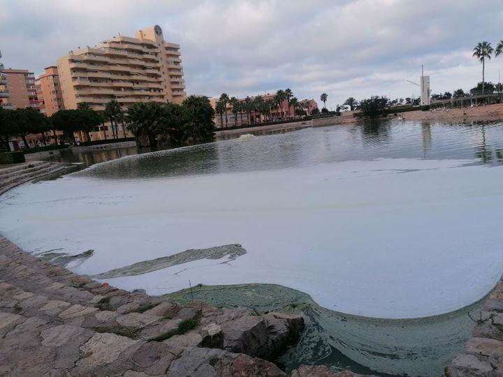 Aspecto del Lago  de la Goleta de Tavernes con una capa de espuma.