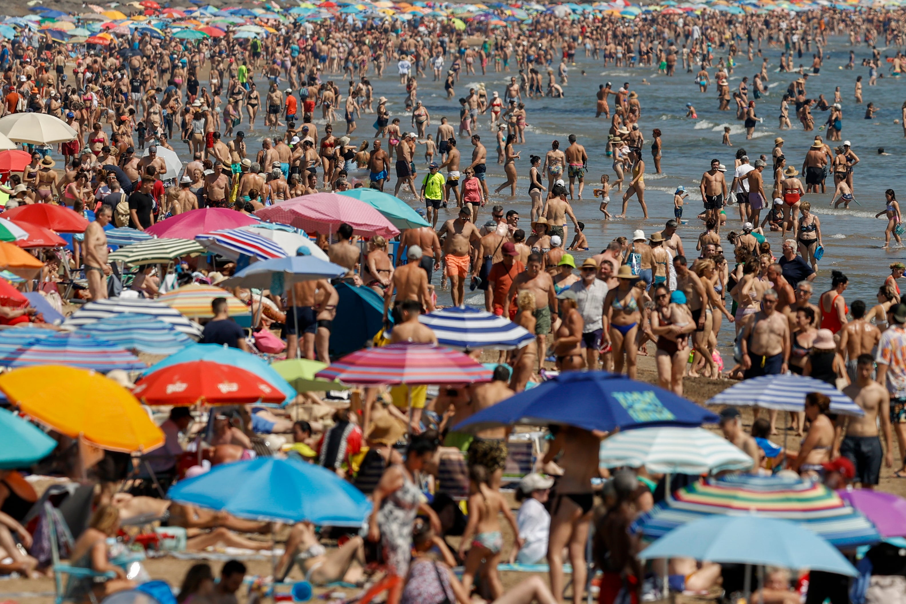 VALENCIA, 02/07/2023.--Numerosos bañistan disfrutan este domingo en la playa de la Malvarrosa en Valencia. Las comunidades de Extremadura y Andalucía han activado este domingo el aviso naranja (riesgo importante) por temperaturas máximas de hasta 40 grados, mientras que en Aragón, ambas Castillas, Comunidad de Madrid y Comunidad Valenciana la alerta es amarilla por lluvias o tormentas.EFE/ Kai Forsterling