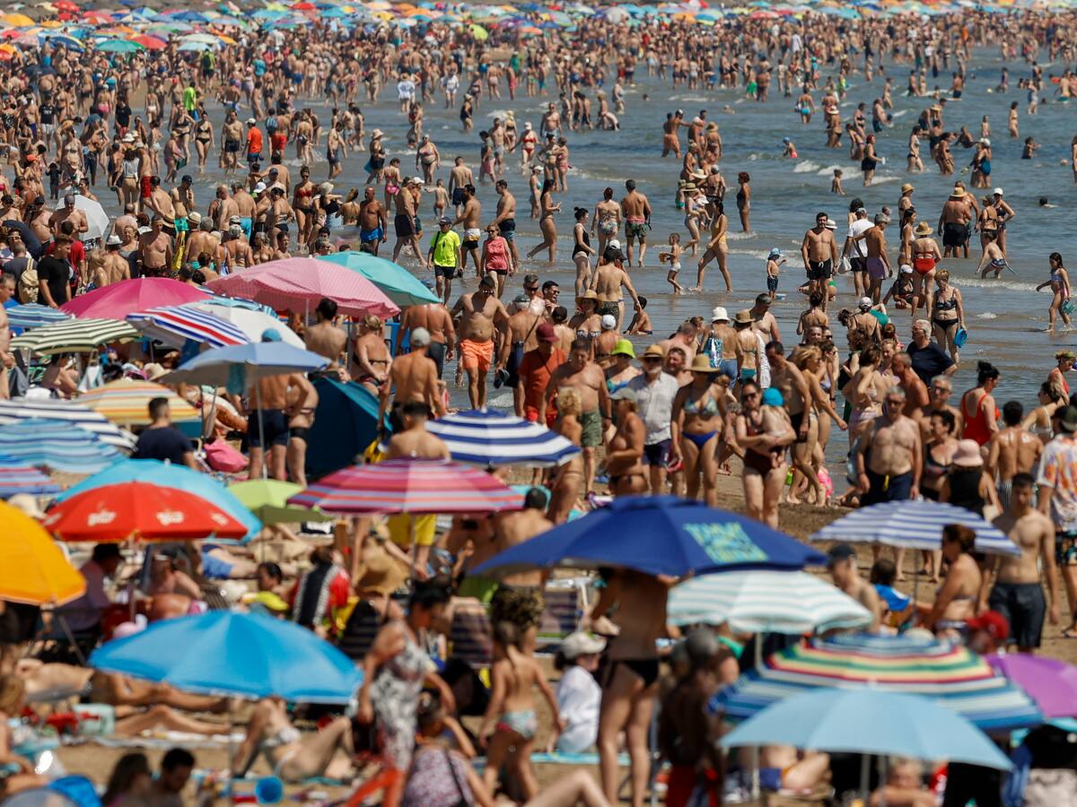 La alcaldesa de València considera "suficiente" el dispositivo de playas de este año, pero lo ampliará el año que viene