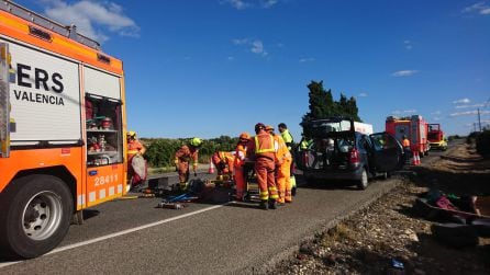 Los bomberos de Gandia y Cullera excarcelan a una persona de los coches.