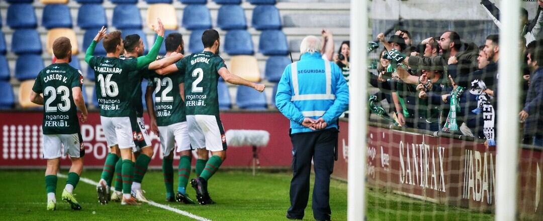 Los jugadores del Racing celebran uno de sus goles en Pasarón ante el Pontevedra este domingo (foto: Cadena SER)