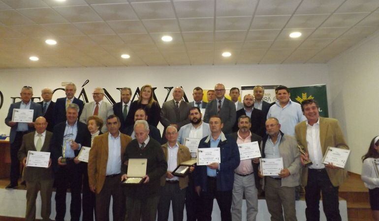 Foto de familia con los premiados en la anterior Fiesta del olivar, celebrada en Jimena en 2017