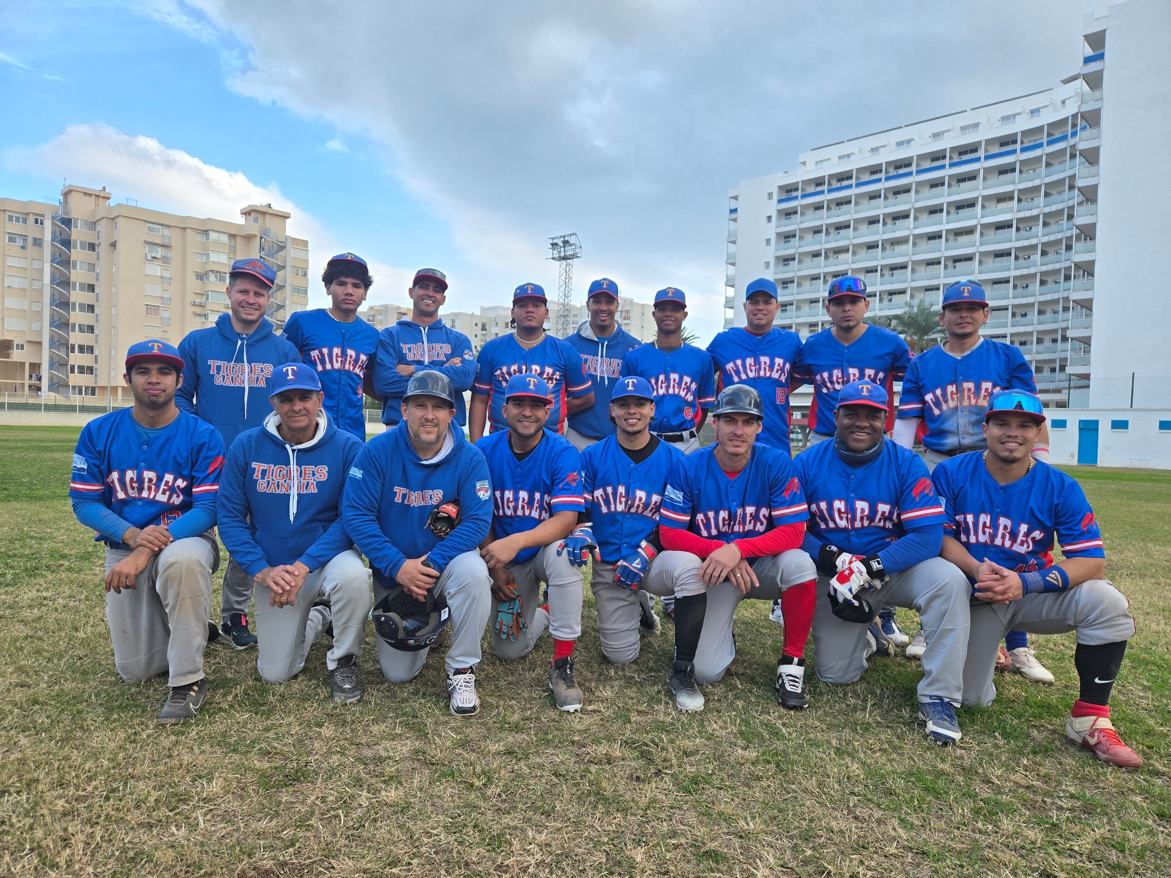 Foto de equipo del Tigres Gandia antes del partido contra el Valencia Rocosos./Tigres Gandia