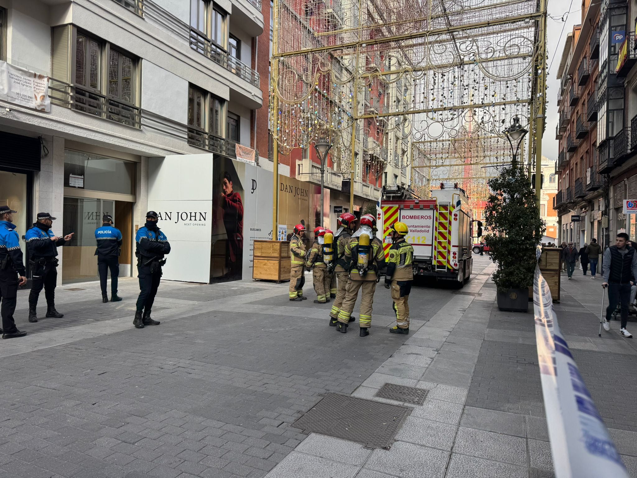 Policía y bomberos de Valladolid buscan un posible escape de gas en calle Santiago