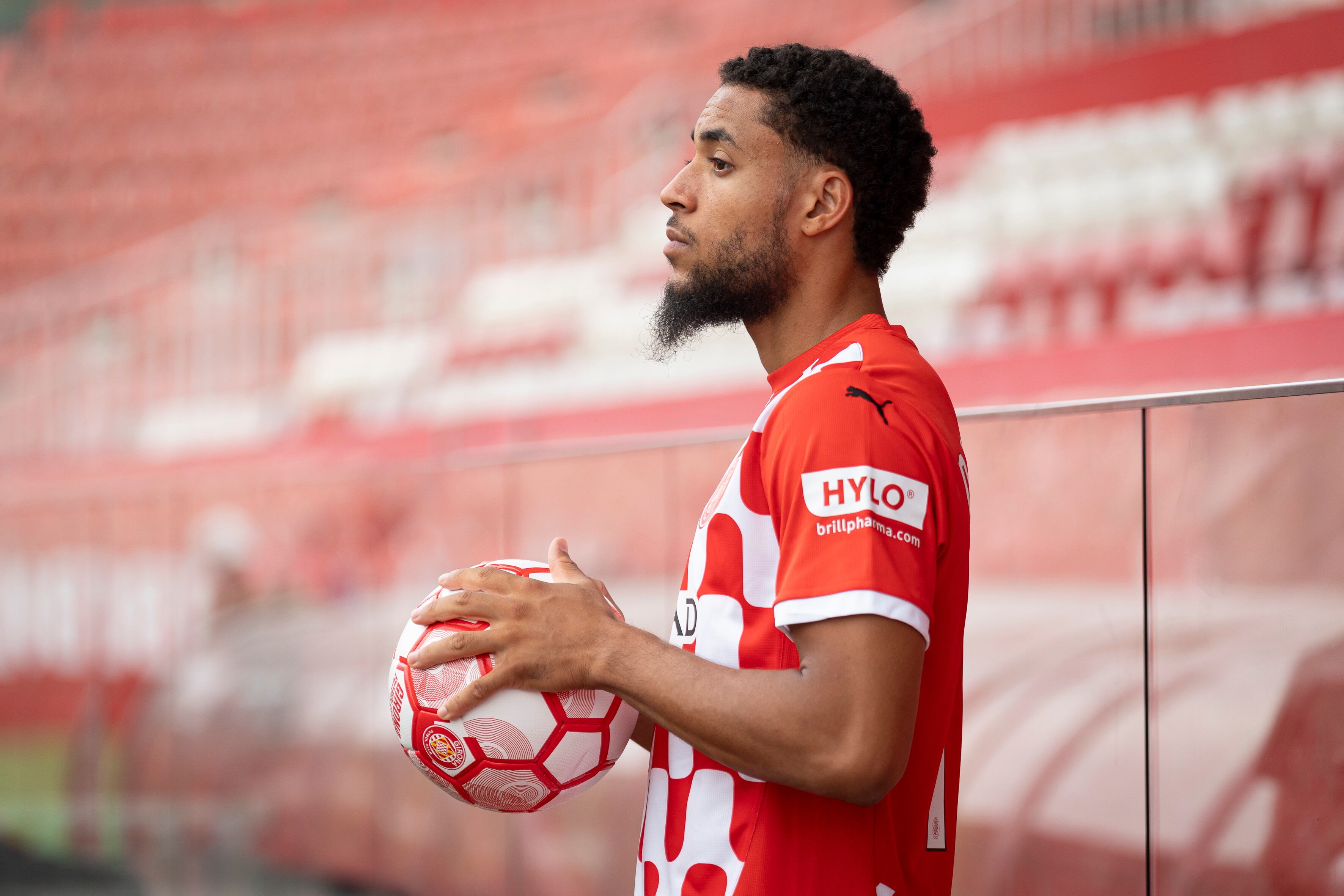 GRAFCAT7797. GIRONA (ESPAÑA), 03/09/2024.-El delantero neerlandés Arnaut Danjuma, durante su presentación como nuevo jugador del Girona FC, este martes en Montilivi, donde aseguró que el Girona &quot;no es el club más grande del mundo, pero es muy especial y familiar&quot; y que su llegada es &quot;una buena oportunidad&quot; porque siente &quot;la ambición&quot; y &quot;la determinación&quot; del proyecto.EFE/ David Borrat
