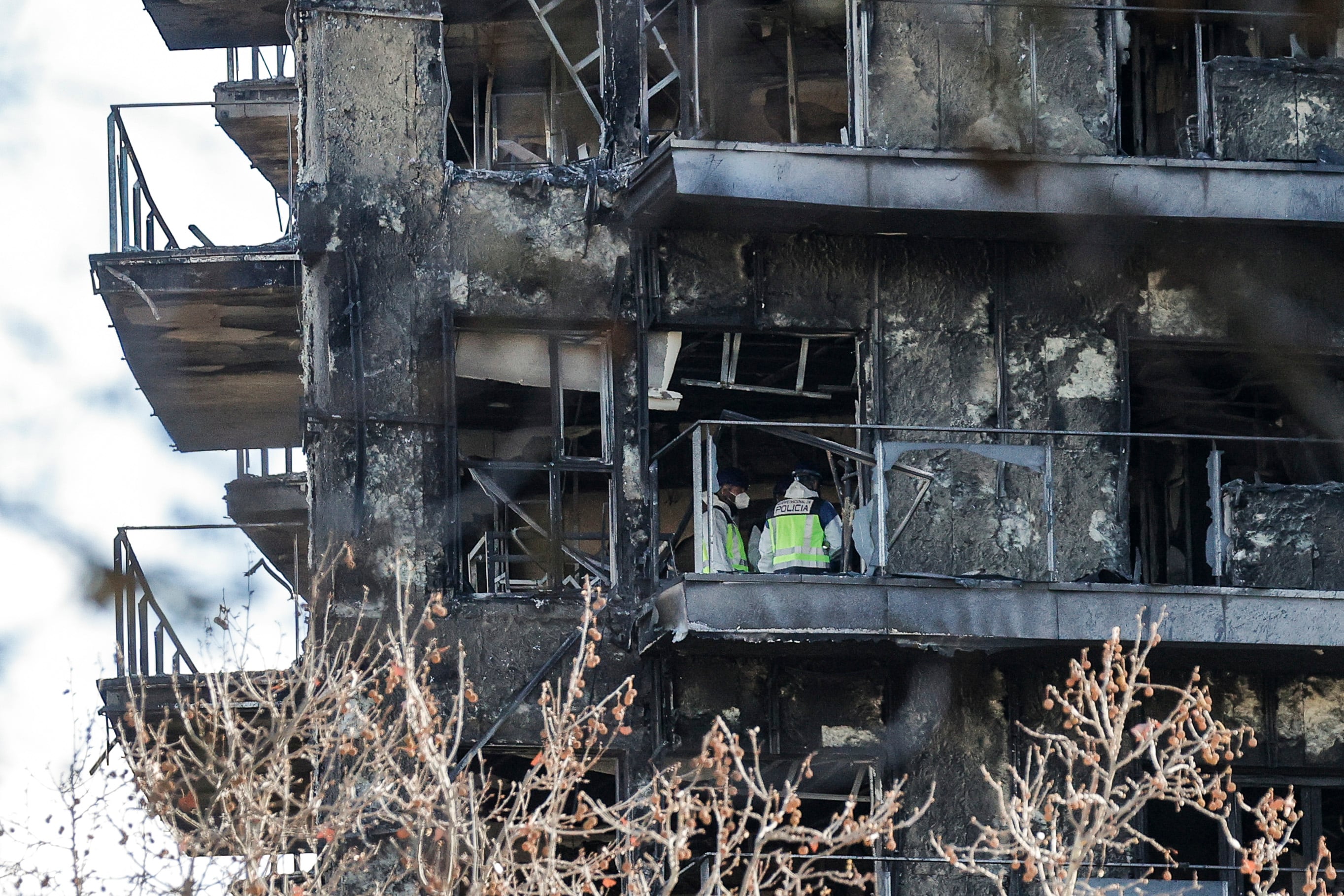 Agentes de la Policía Científica este sábado en el edificio incendiado en el barrio de Campanar de València