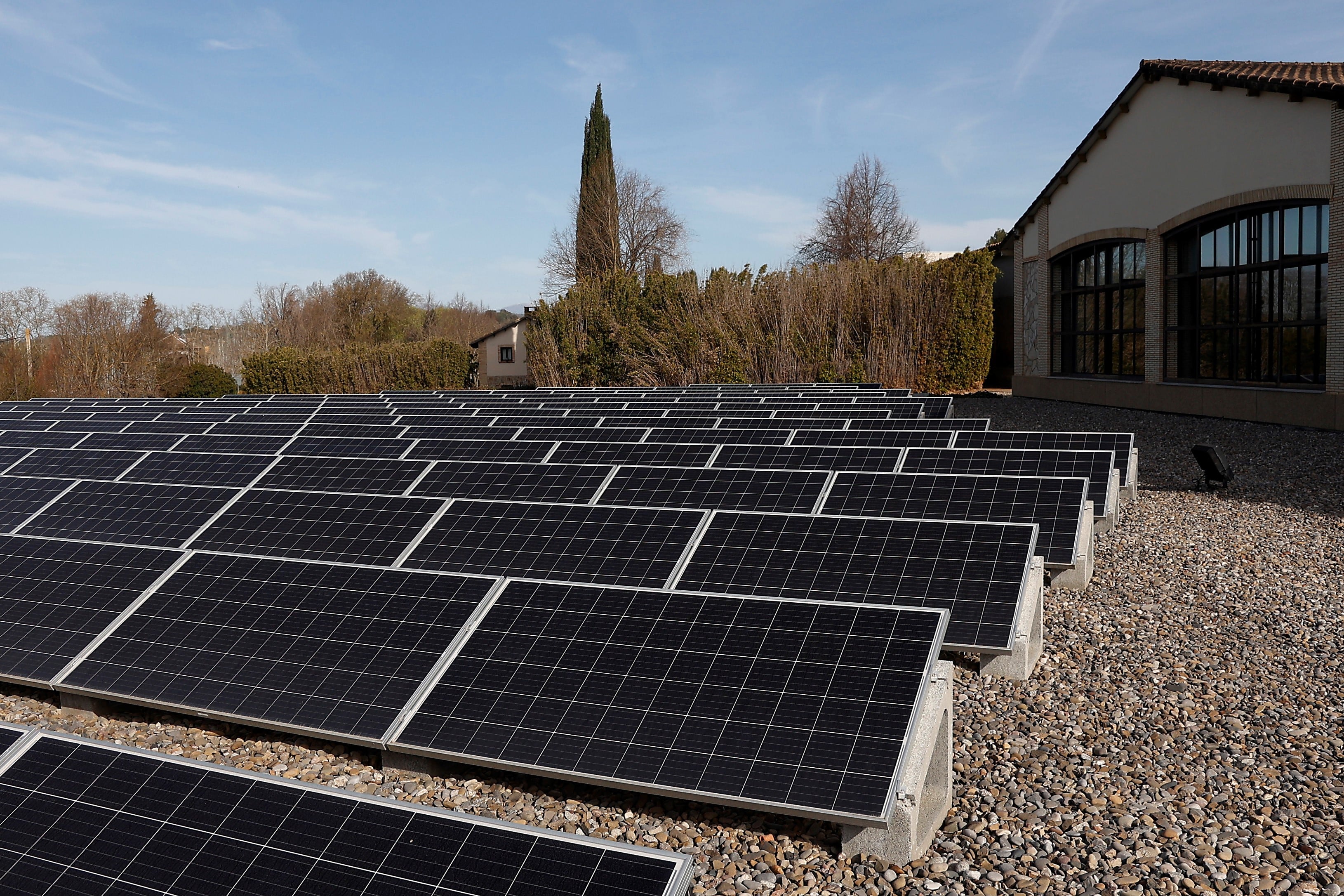 Imagen del parque solar de la bodega Viñas del Vero, en el Somontano de Barbastro