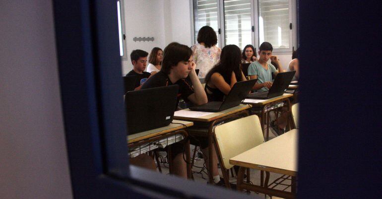 Gairebé 2.200 alumnes catalans de 52 instituts comencen les proves PISA