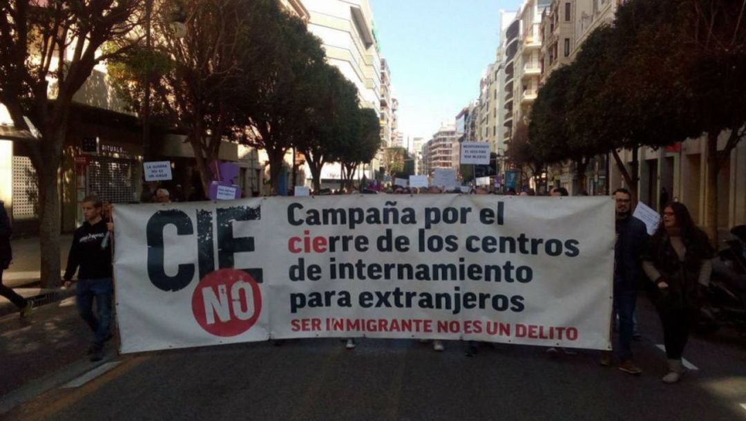 Pancarta de protesta de CIEs NO