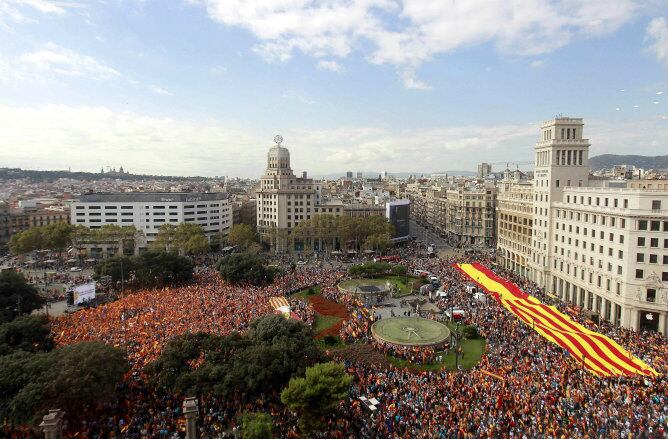 Varios miles de personas se concentran en el centro de Barcelona a la espera de que arranque el acto central de la manifestación promovida por la plataforma &quot;Som Catalunya, Somos España&quot;, que ha desplegado en el paseo de Gràcia una bandera de cien metros,