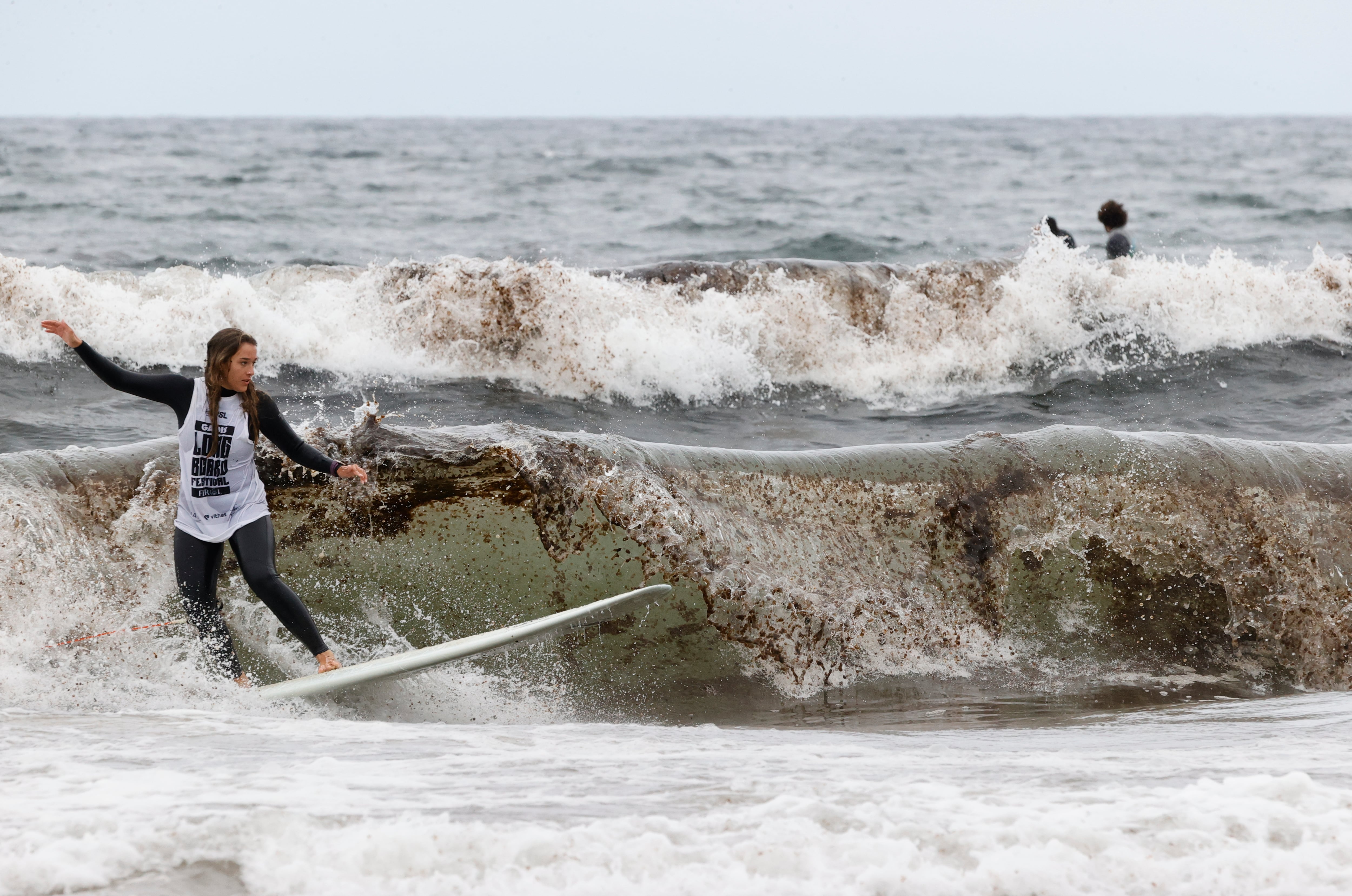 FERROL, 14/6/2024.-La playa de A Fragata, en Ferrol, acoge el Gadis Longboard Festival, primera prueba oficial de la World Surf League en Galicia por esta temporada, en la que participan 61 deportistas de 12 nacionalidades diferentes. EFE/ Kiko Delgado.