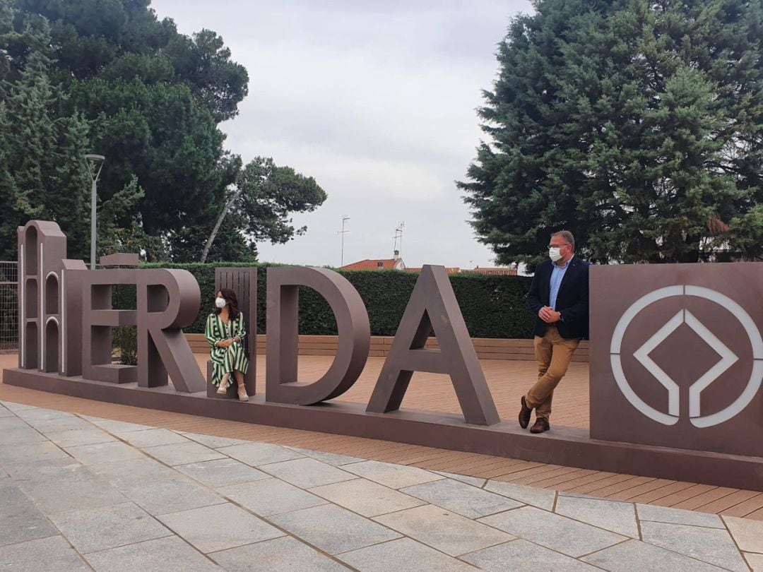 La Consejera de Turismo y Deporte, Nuria Flores y el alcalde de Mérida, Antonio Rodríguez Osuna posan en la plaza de Margarita Xirgu.