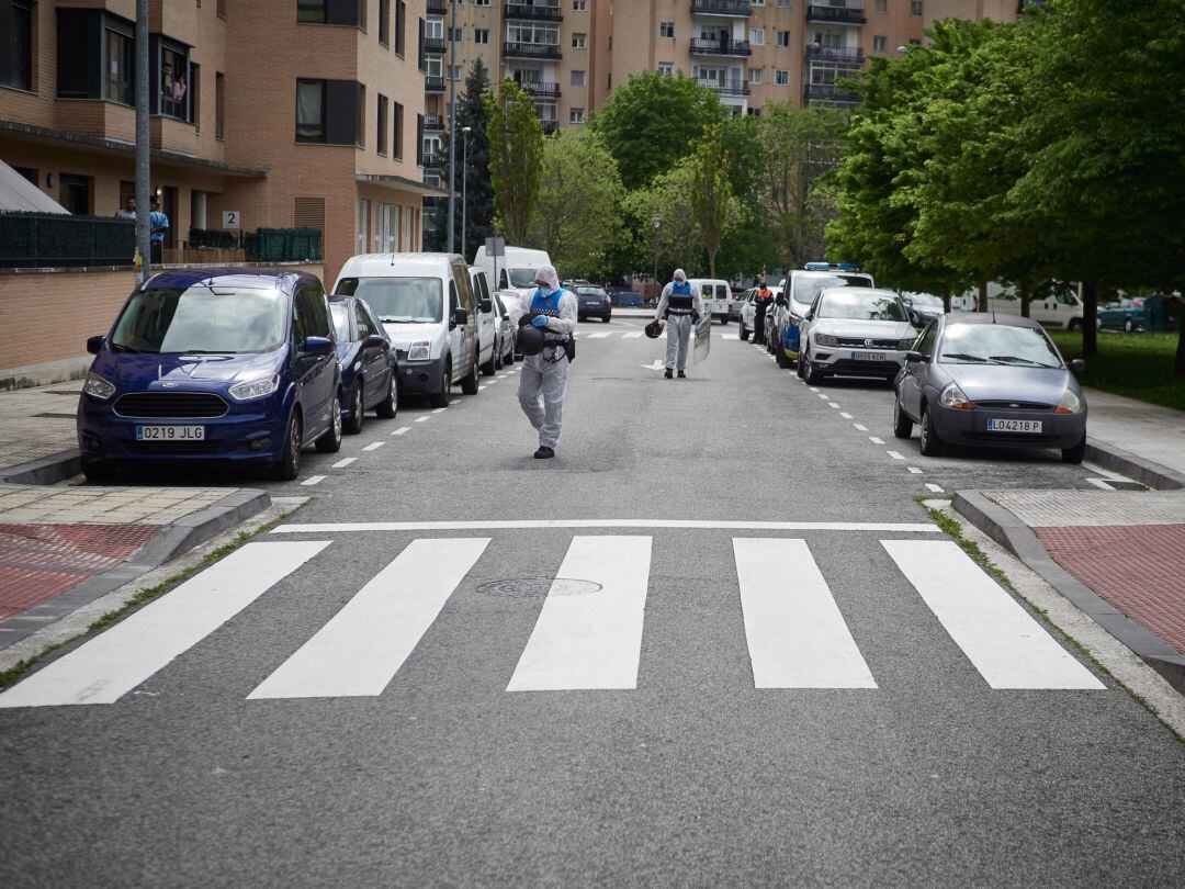 La Policia Municipal de Pamplona, junto a Bomberos y UVI móvil  protegidos con trajes EPIs contra el coronavirus