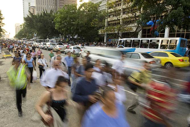 Personas desalojadas del metro en Caracas.