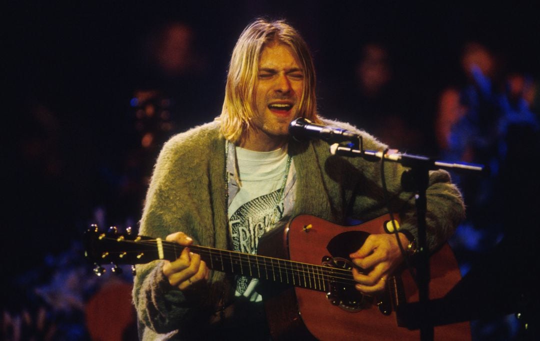 Kurt Cobain actúa en un MTV Unplugged en 1993. 