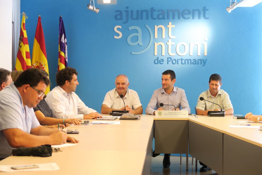 Imagen de archivo de una reunión de las corporación municipal con representantes de Puertos