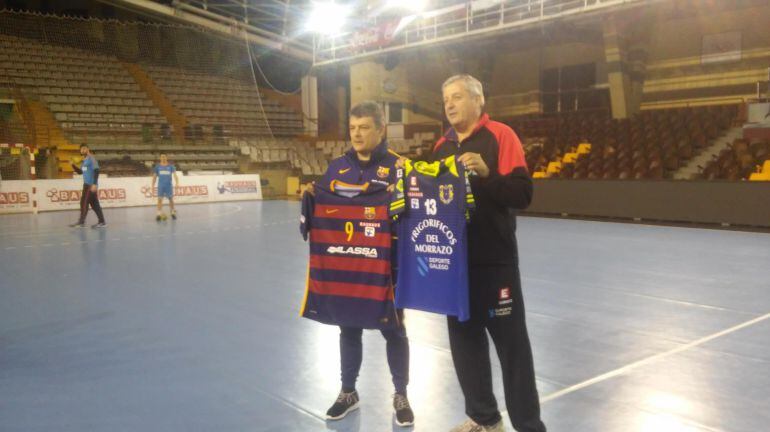 Xavier Pascual y Víctor García posan con las camisetas de sus respectivos equipos 