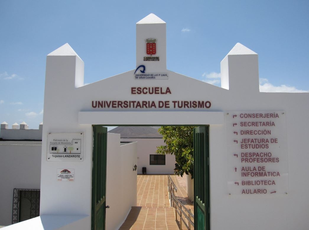 Fachada de la Escuela Universitaria de Turismo de Lanzarote.