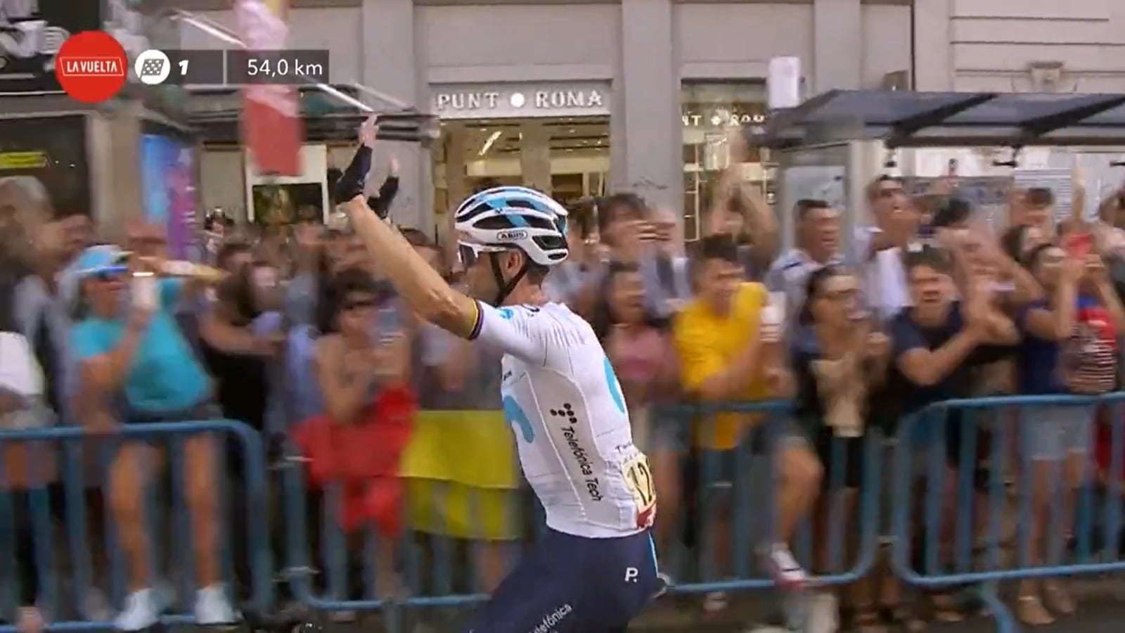 Alejandro Valverde saluda a los aficionados en Gran Vía, Madrid.