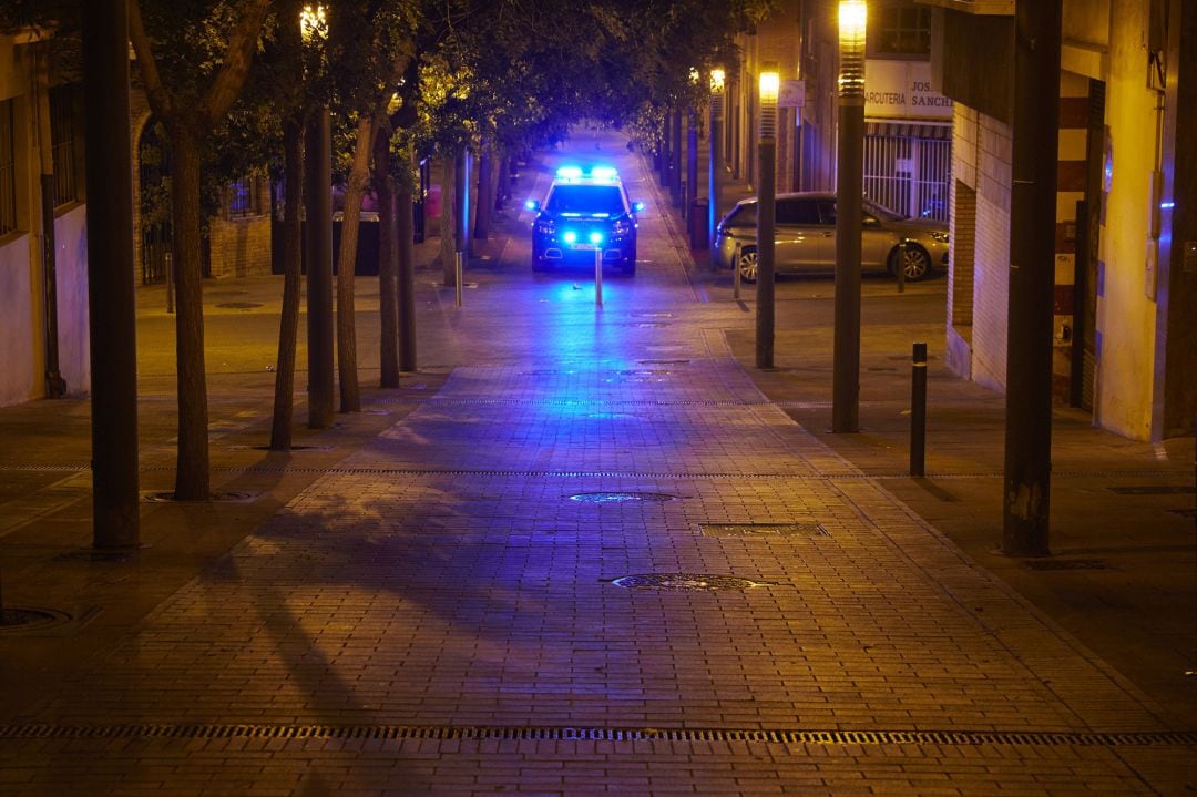 Coche de la Policía Nacional patrulla por la ciudad de Pamplona